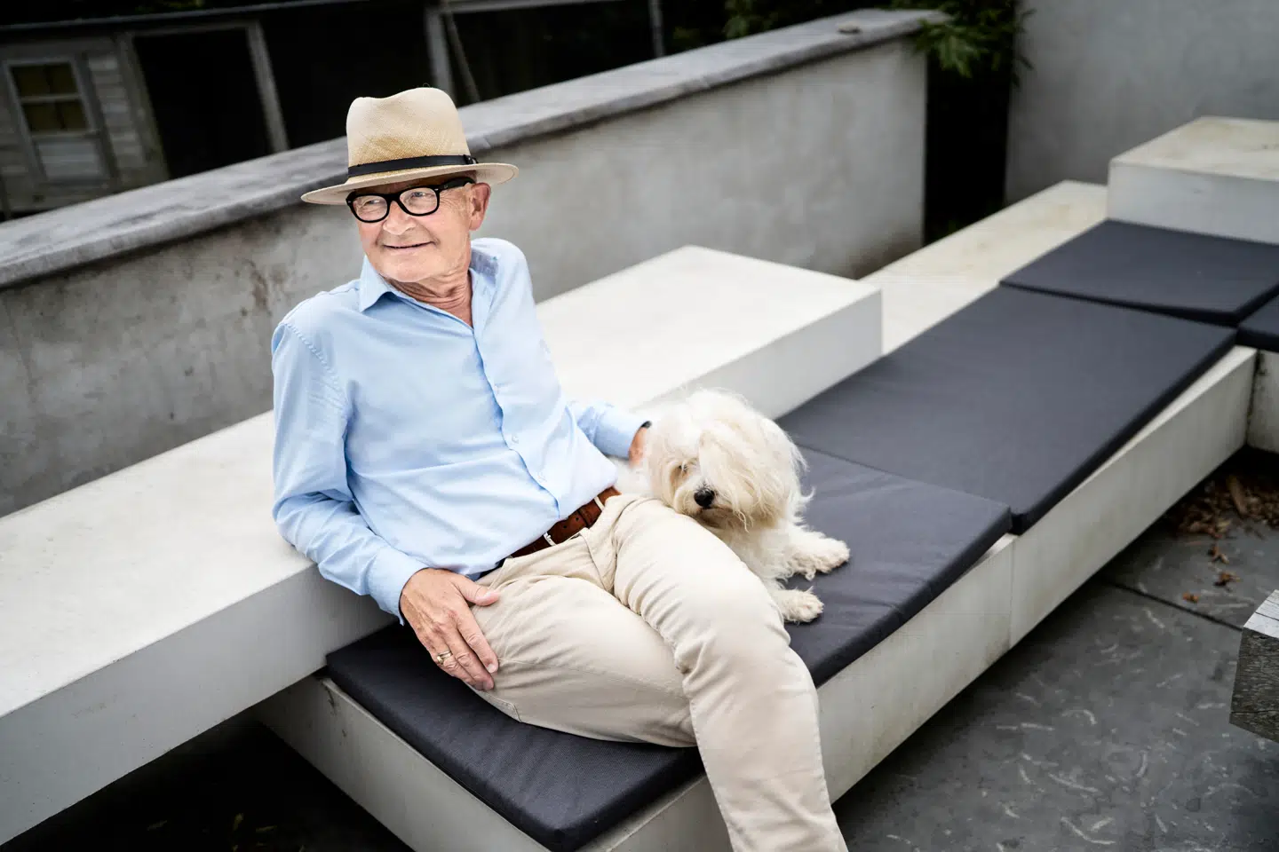 Allan Holmgren har været psykolog i over 40 år. Her ses han med sin hund, Freud.