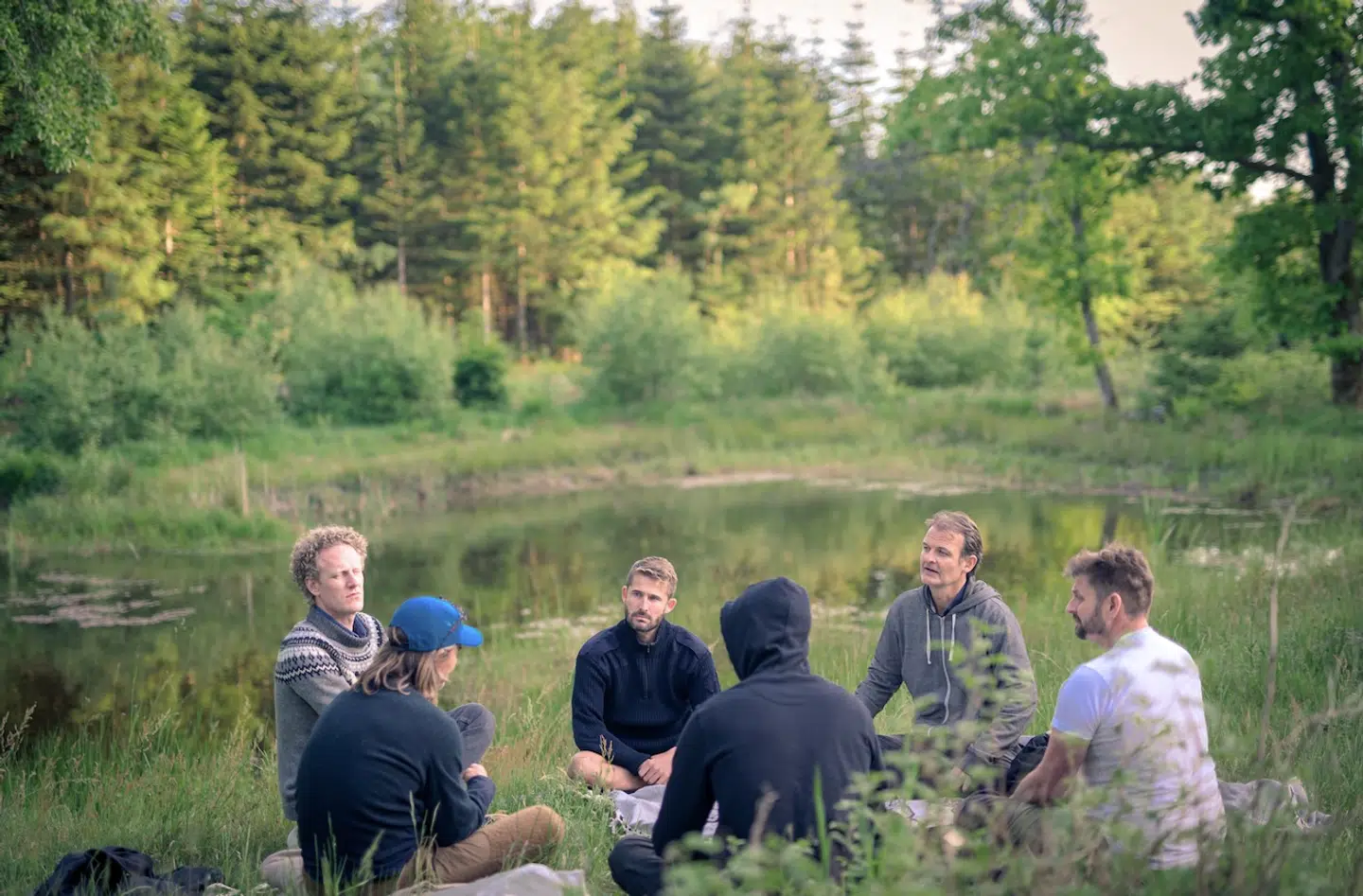 De har har tre formater på mandelejren: fælles seancer, som kan være stille eller vilde ritualer; workshops, som folk selv vælger ud fra beskrivelser og spørgsmål til facilitatorerne; og så sharing-grupper, hvor 5-6 mænd mødes hele weekenden i et trygt rum og deler det, de står i