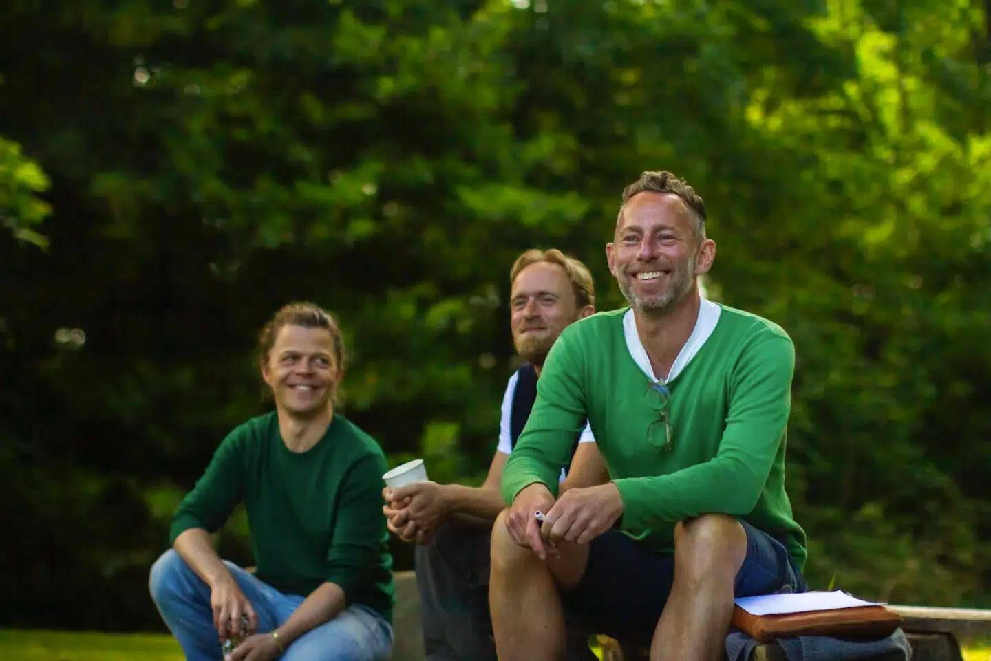 Sofus (i den grønne trøje) fortæller, at han stadig er menneske, stadig er jaloux og usikker nogle gange: "Men min kapacitet til at rumme det hele er vokset."