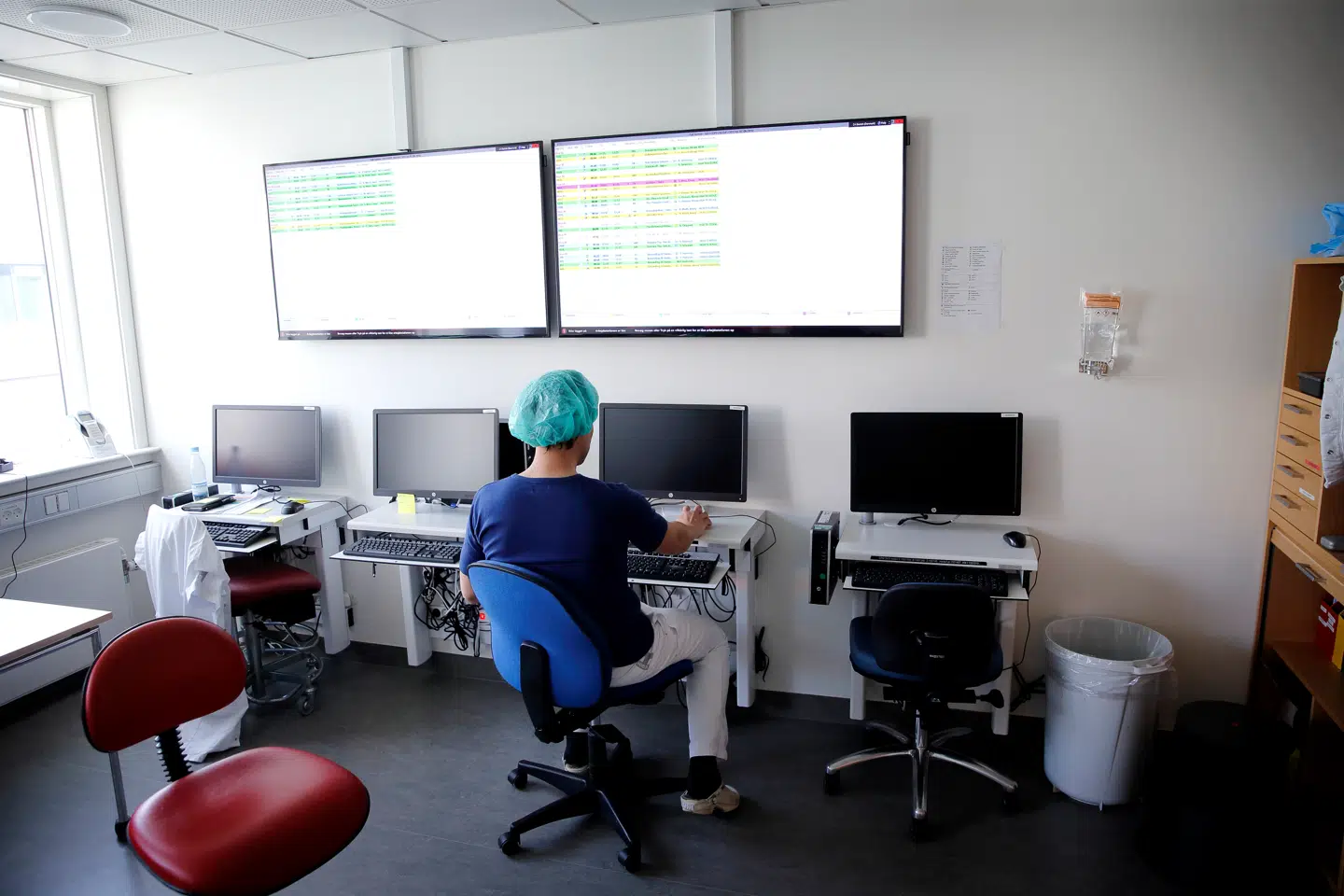 En læge på et hospital i hovedstaden foretog 2.555 uberettigede opslag; blandt andet på kvinder, som han ønskede en datingrelation til, oplyser Region Hovedstaden. Personen på billedet har ikke noget med sagen at gøre.