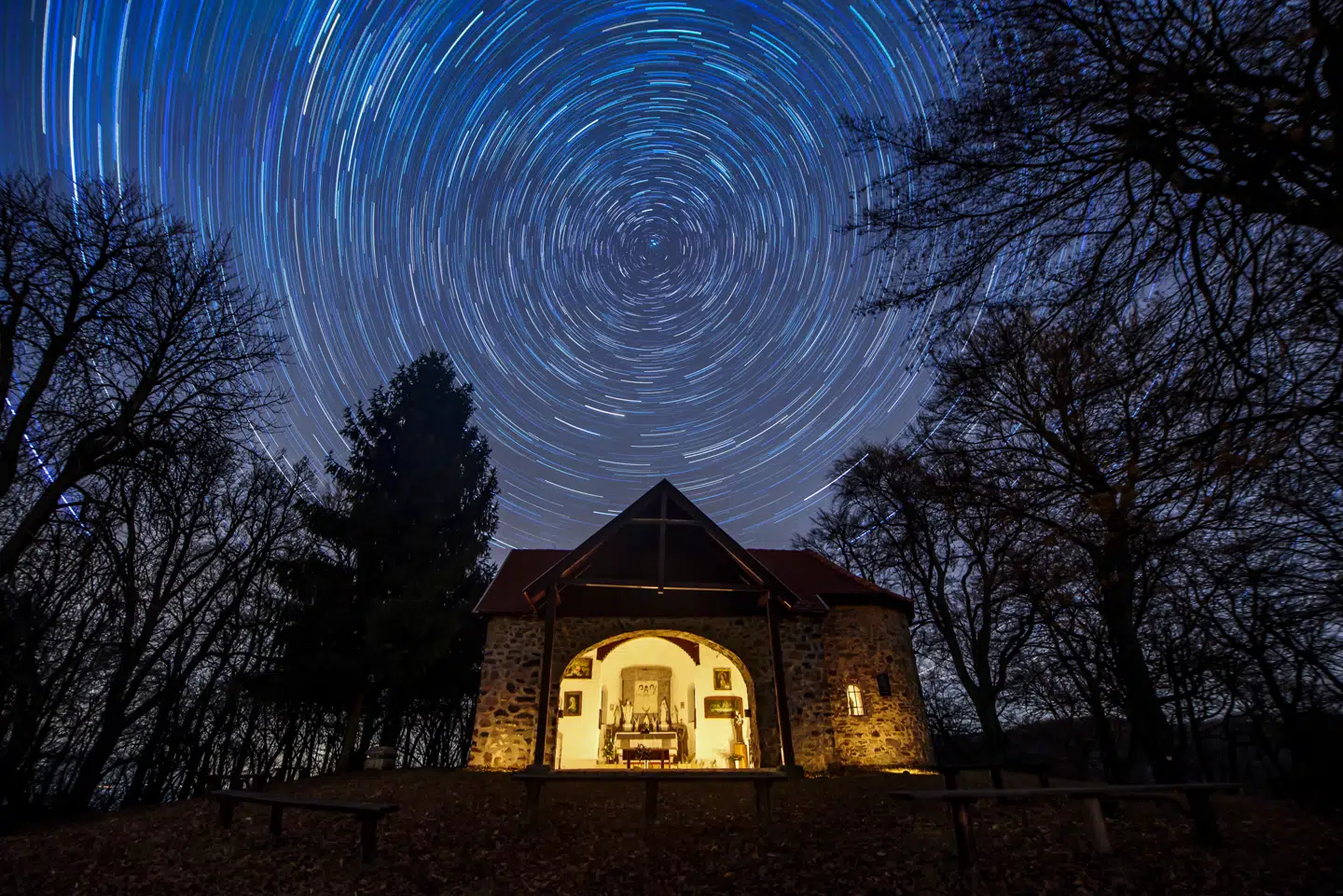 I millioner år har Jorden roteret stadig langsommere om sin akse. Men i de seneste fem år er det stik modsatte begyndt at ske, og man aner ikke hvorfor. Langvarig optagelse af nattehimlen over Ungarn.
