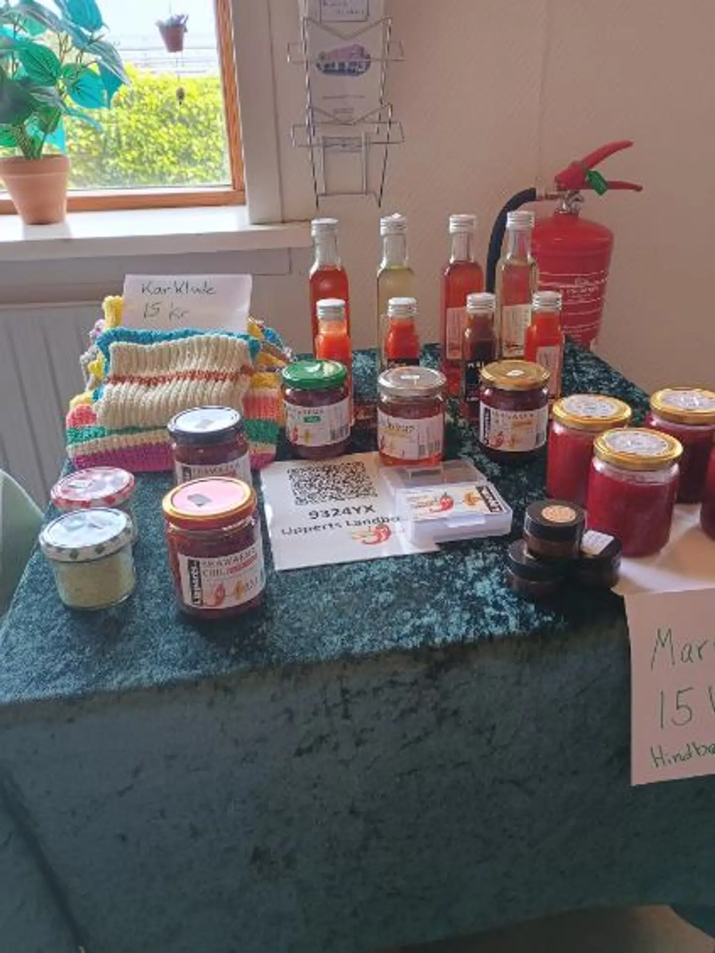 Ulla Kragh sælger blandt andet disse hjemmelavede marmelader i sin vejbod, som onsdag blev rippet. Foto: Privat
