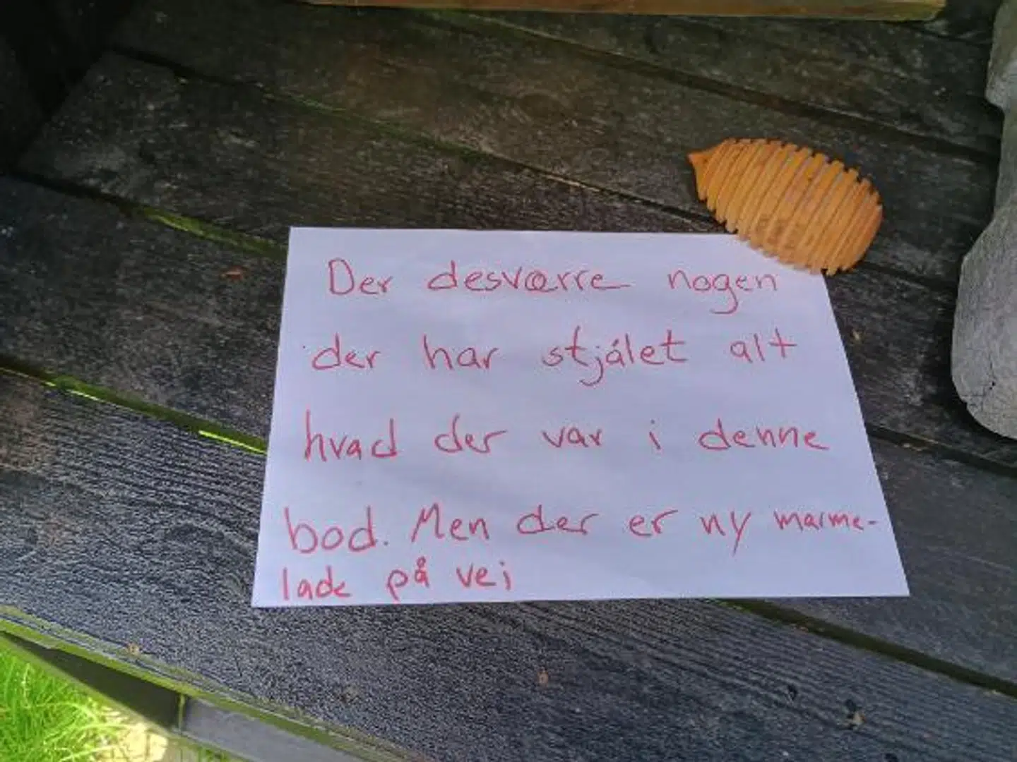 Ulla Kragh måtte efter tyveriet i sin vejbod sætte en seddel op, hvor hun forklarede tomheden – og så gik hun i gang med at lave ny marmelade. Foto: Privat