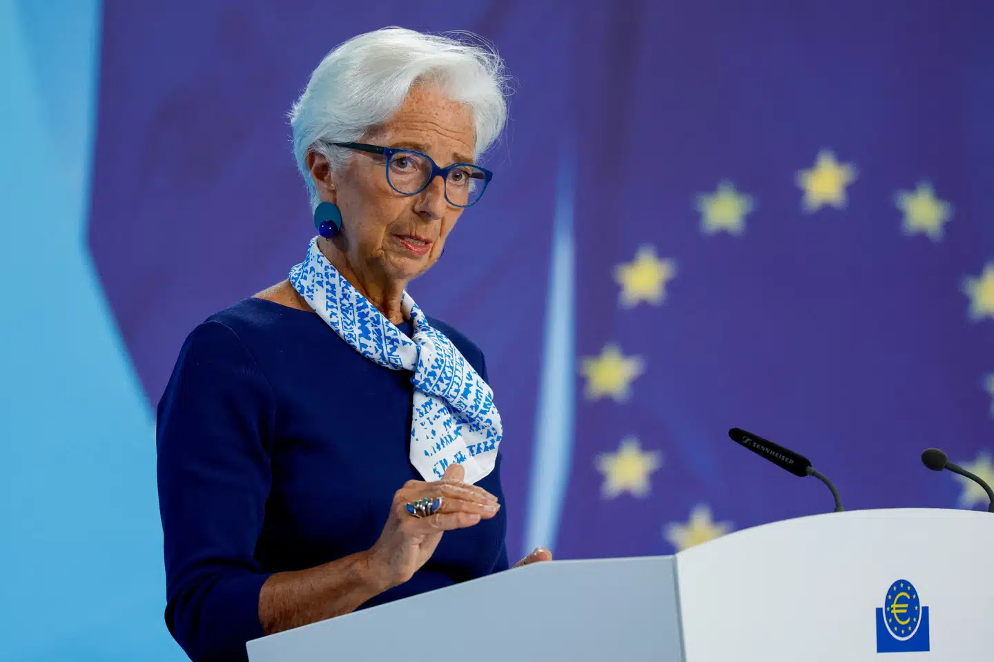 Formanden for Den Europæiske Centralbank, Christine Lagarde, siger på et pressemøde, at spændinger på handelsområdet gør økonomien usikker.