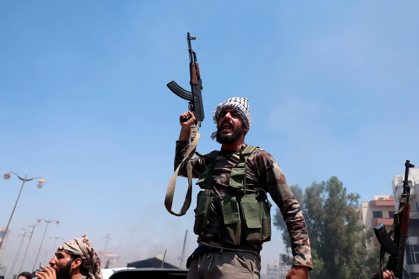 Stammekrigere og islamistiske militser anklages af øjenvidner og menneskerettighedsorganisationer for at stå bag et voldsorgie af mord og brandstiftelse under angrebet på den belejrede drusiske by Suwayda.