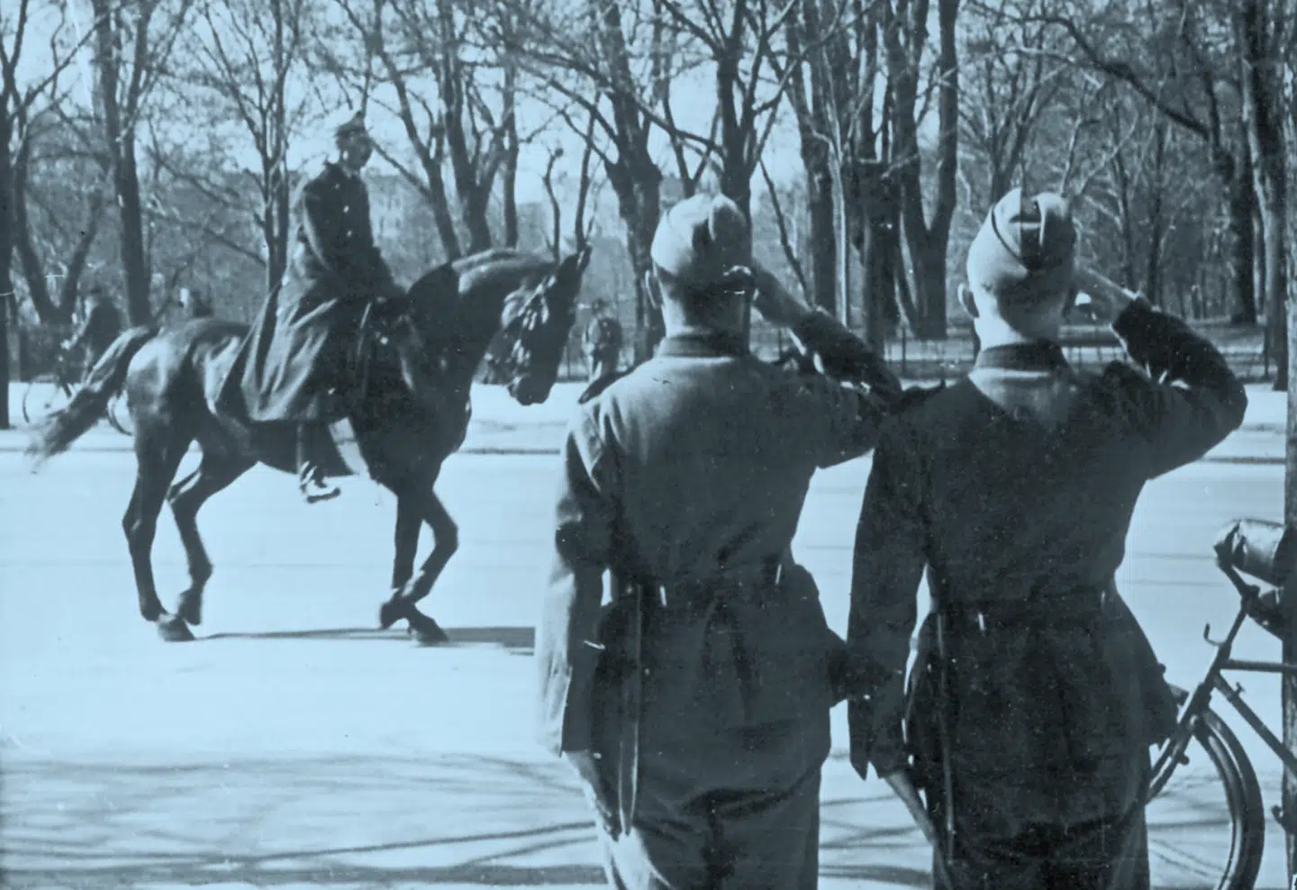 Kong Christian 10. hilses af tyske soldater under Besættelsen. Arkivfoto: Scanpix