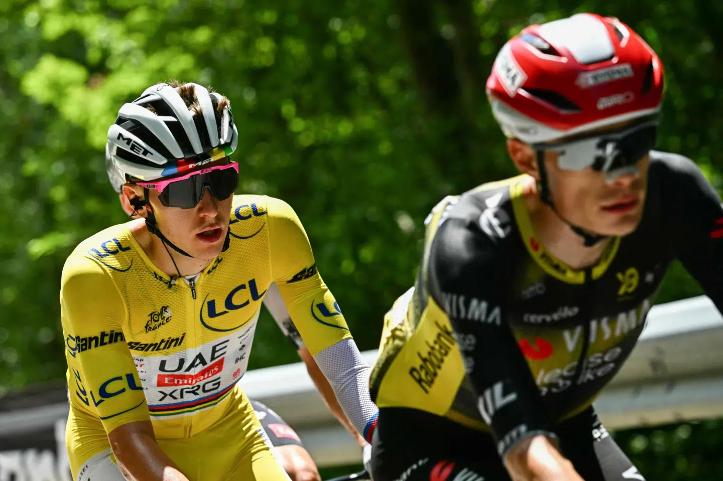 Tadej Pogacar (til venstre) og Jonas Vingegaard ses her på den anden af de tre store stigninger på torsdagens etape i Tour de France.