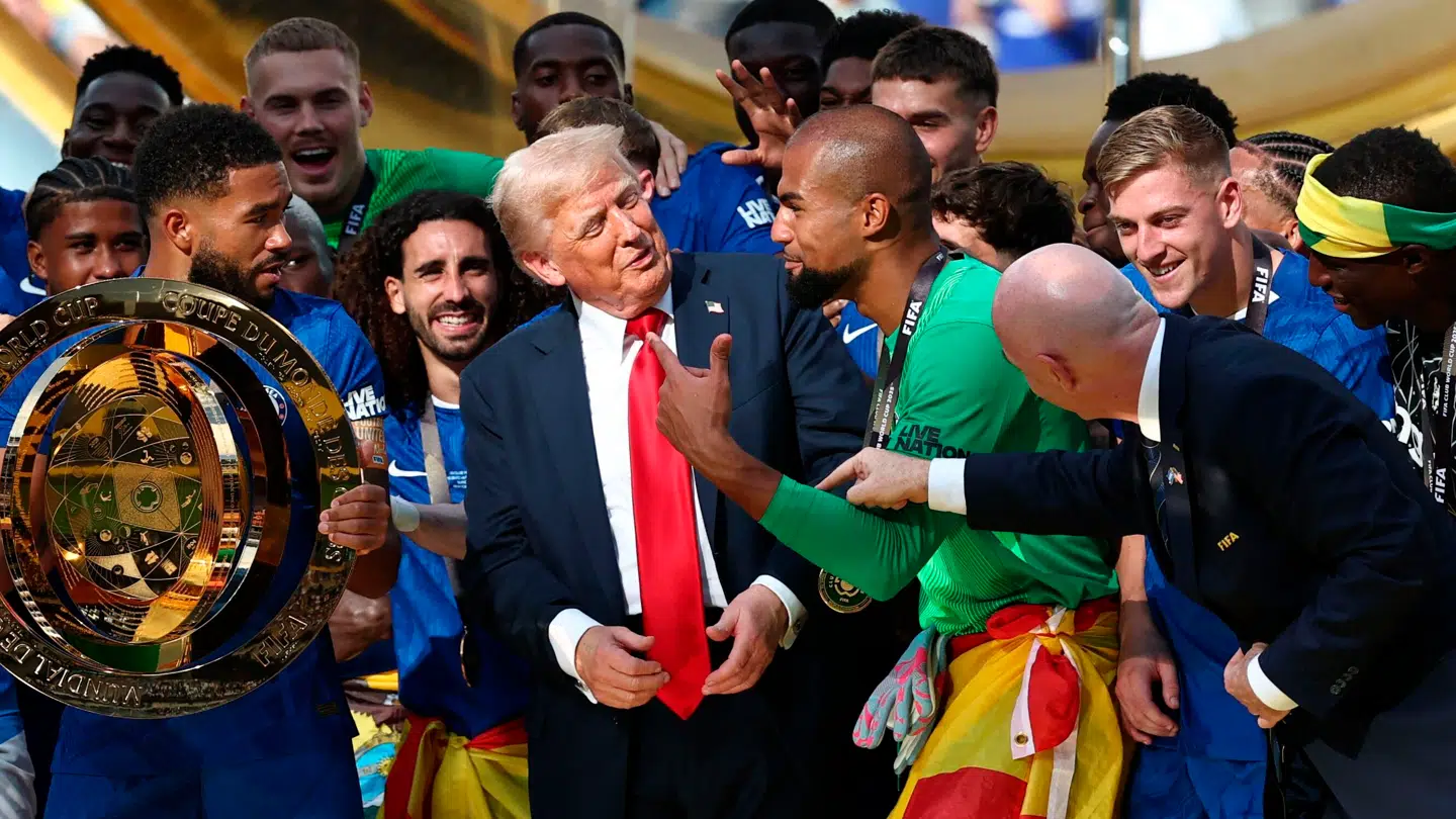 Her ses Donald Trump sammen med spillerne.