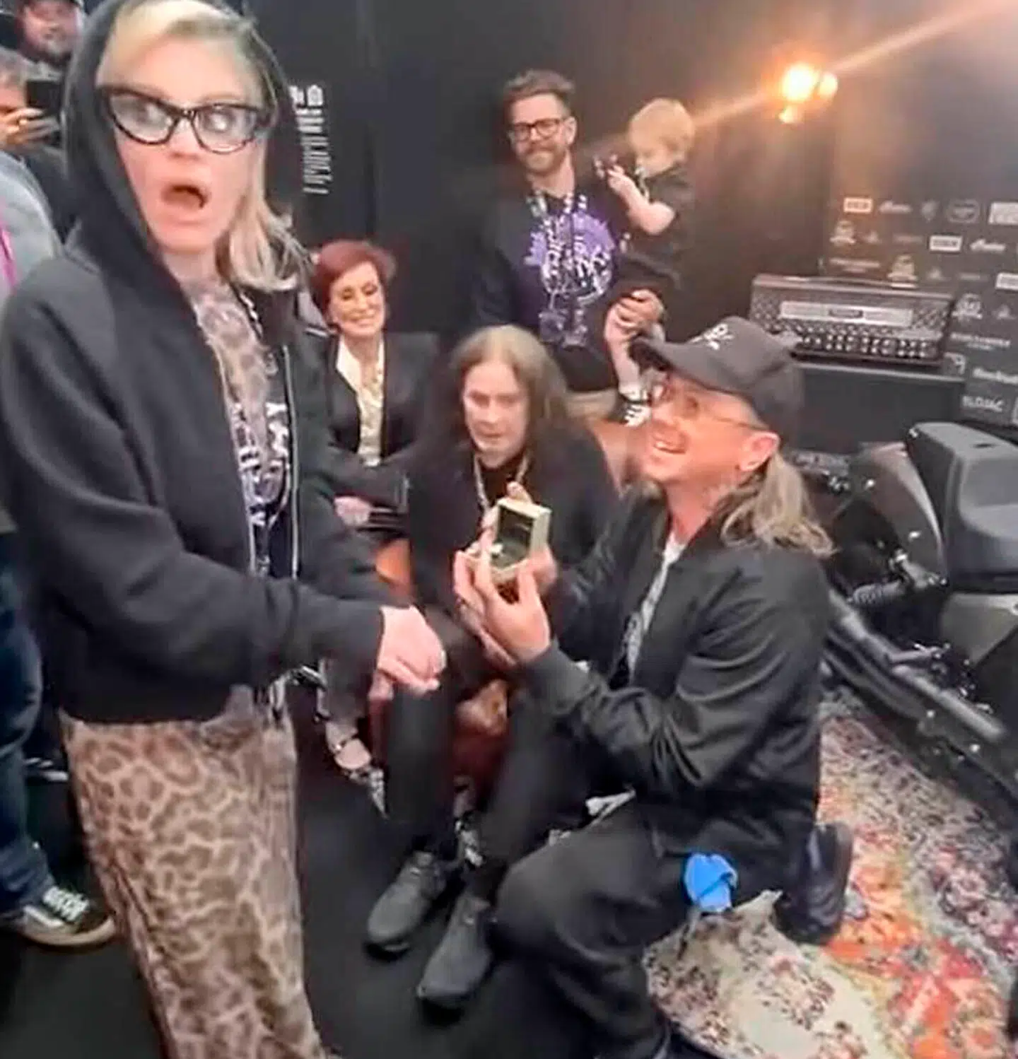 Det rørende øjeblik fandt sted backstage.