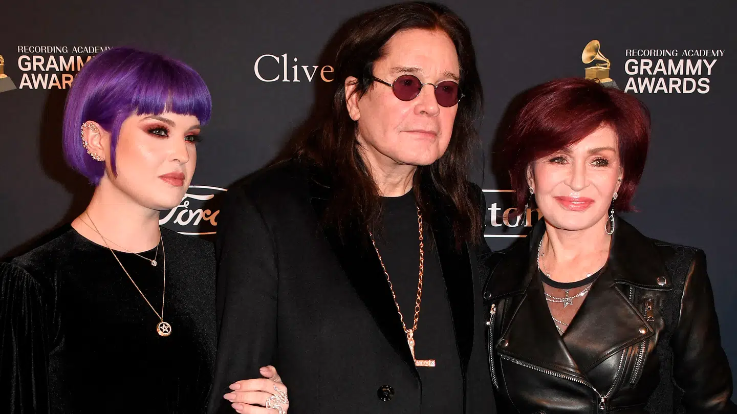 Ozzy Osbourne flankeret af sin datter Kelly og hustru Sharon i 2020.