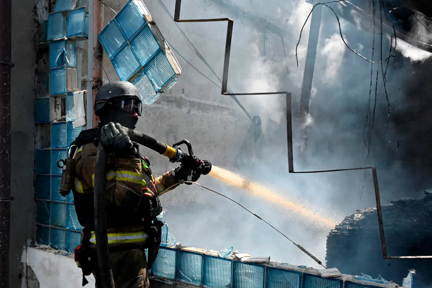 En ukrainsk brandmand forsøger at slukke branden efter et russisk luftangreb i Kharkiv 24. juli.