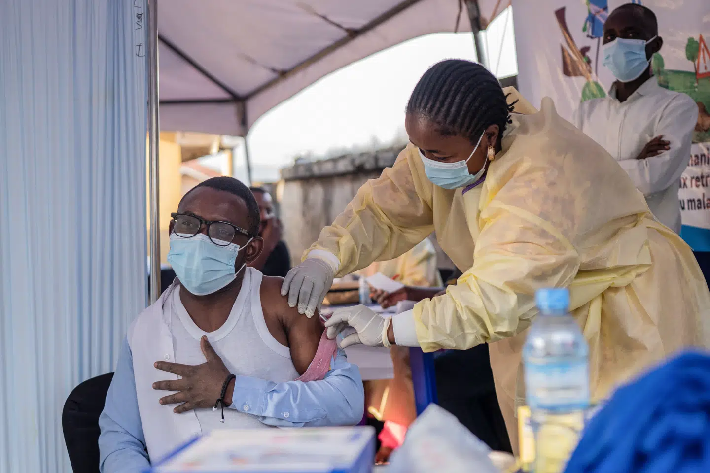 I 2024 indledte Den Demokratiske Republik Congo et vaccinationsprogram mod mpox (abekopper) med vacciner fra Bavarian Nordic. Vaccinen var doneret af EU.