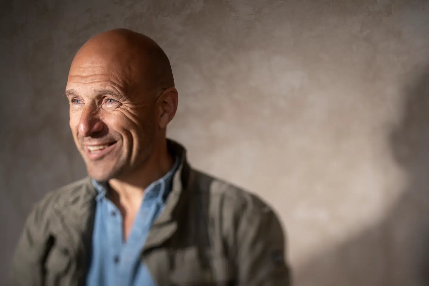 Tv- og radiovært Adam Holm forlader DR, men det er ikke slut med mediebranchen.