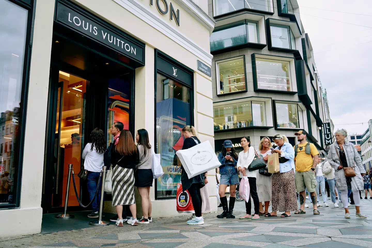 Louis Vuitton er en af kronjuvelerne i LVMH-koncernen. Men en bekymrende udvikling er ved at snige sig ind på franskmændenes dekadente livsnydelsesforretning.