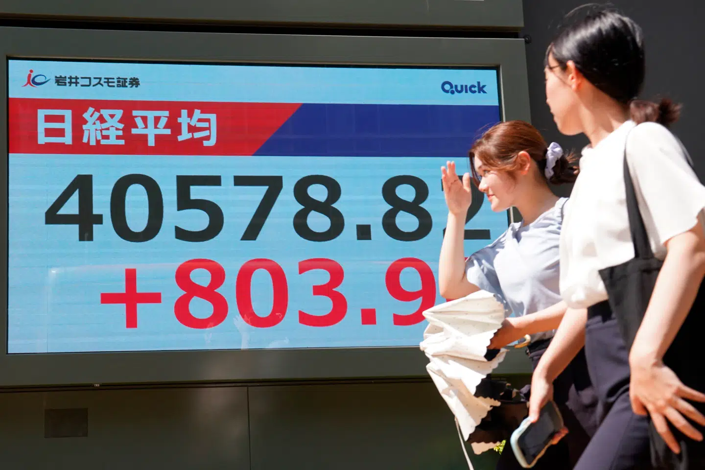 Nikkei 225 består af 225 store selskaber og er prisvægtet – dyre aktier tæller mest. Det gør det følsomt over for enkelte aktier og populært blandt udenlandske investorer. TOPIX dækker alle aktier på det japanske marked og er vægtet efter markedsværdi, hvilket giver et bredere og mere retvisende billede af hele det japanske aktiemarked.