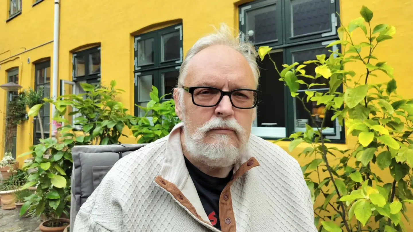 De stigende priser på fødevarer har fået stor betydning for 69-årige Michael Kurt Nielsen. Han har måttet give afkald på flere fødevarer og jagter nu tilbud.