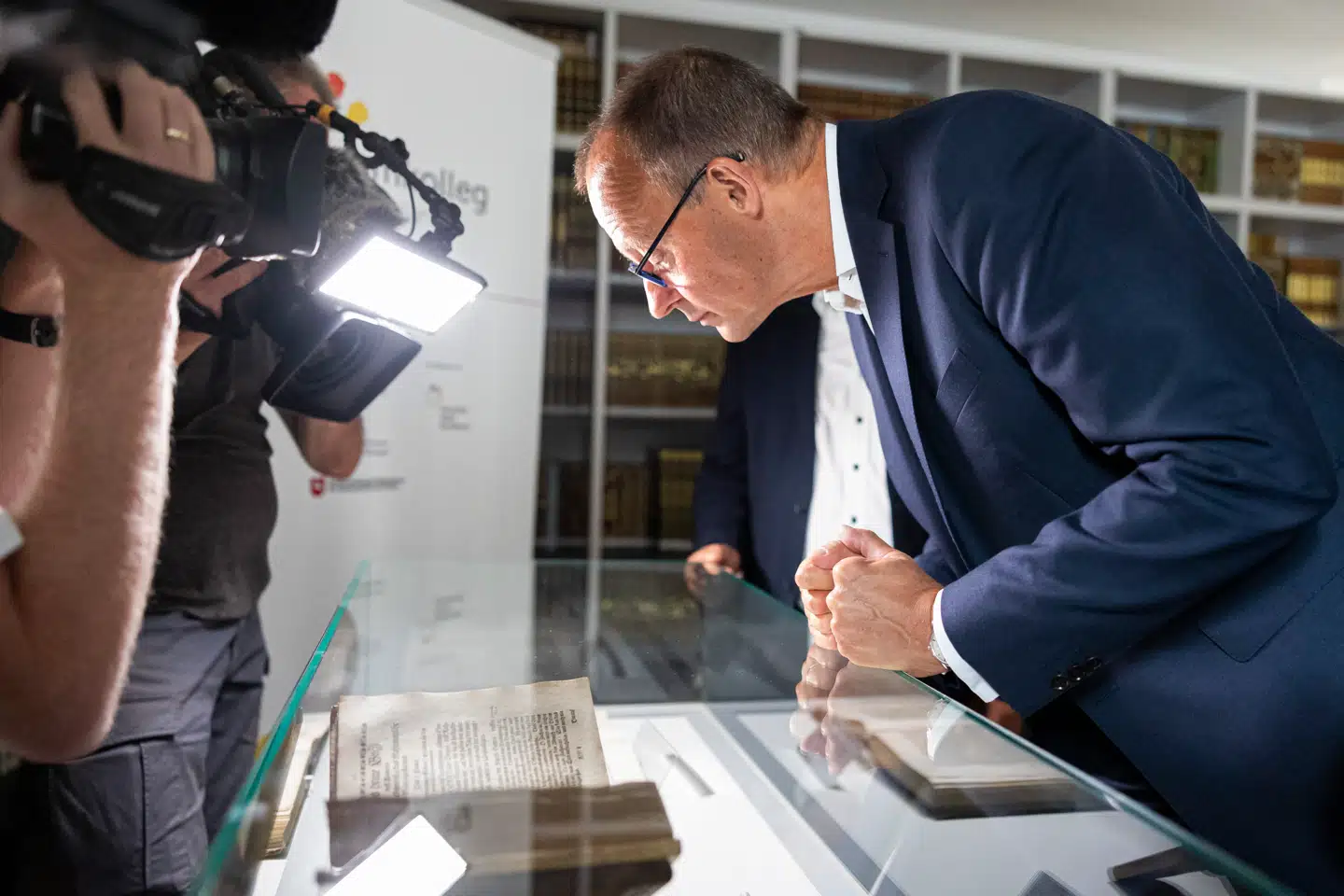 I løbet af sommeren har flere tyske universiteter nægtet at stille lokaler til rådighed til muslimske studentergrupper, der har afholdt kønsopdelte arrangementer. Nu er Friedrich Merz gået ind i debatten med et kontant budskab. På billedet studerer den kristendemokratiske kansler en tysk oversættelse af muslimernes hellige bog, Koranen.