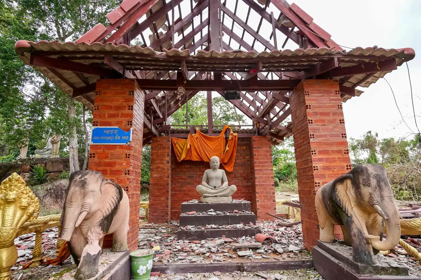 Artilleri fra Thailand har ødelagt en pagode på den cambodjanske side af grænsen fredag, hvor konflikten mellem de to lande igen blussede op.