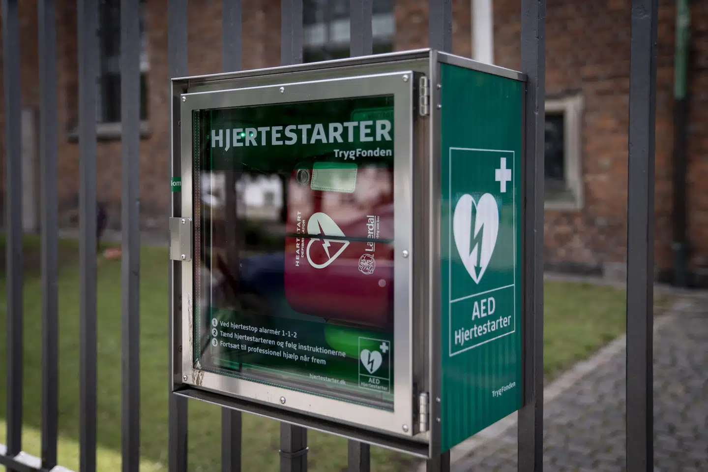 Hjertestarter kan redde mennesker, der falder om med hjertestop. Nu viser dansk forskning, at 15 procent overlever et hjertestop uden for hospitalet, og de allerfleste får en acceptabel livskvalitet efterfølgende. (Arkivfoto).