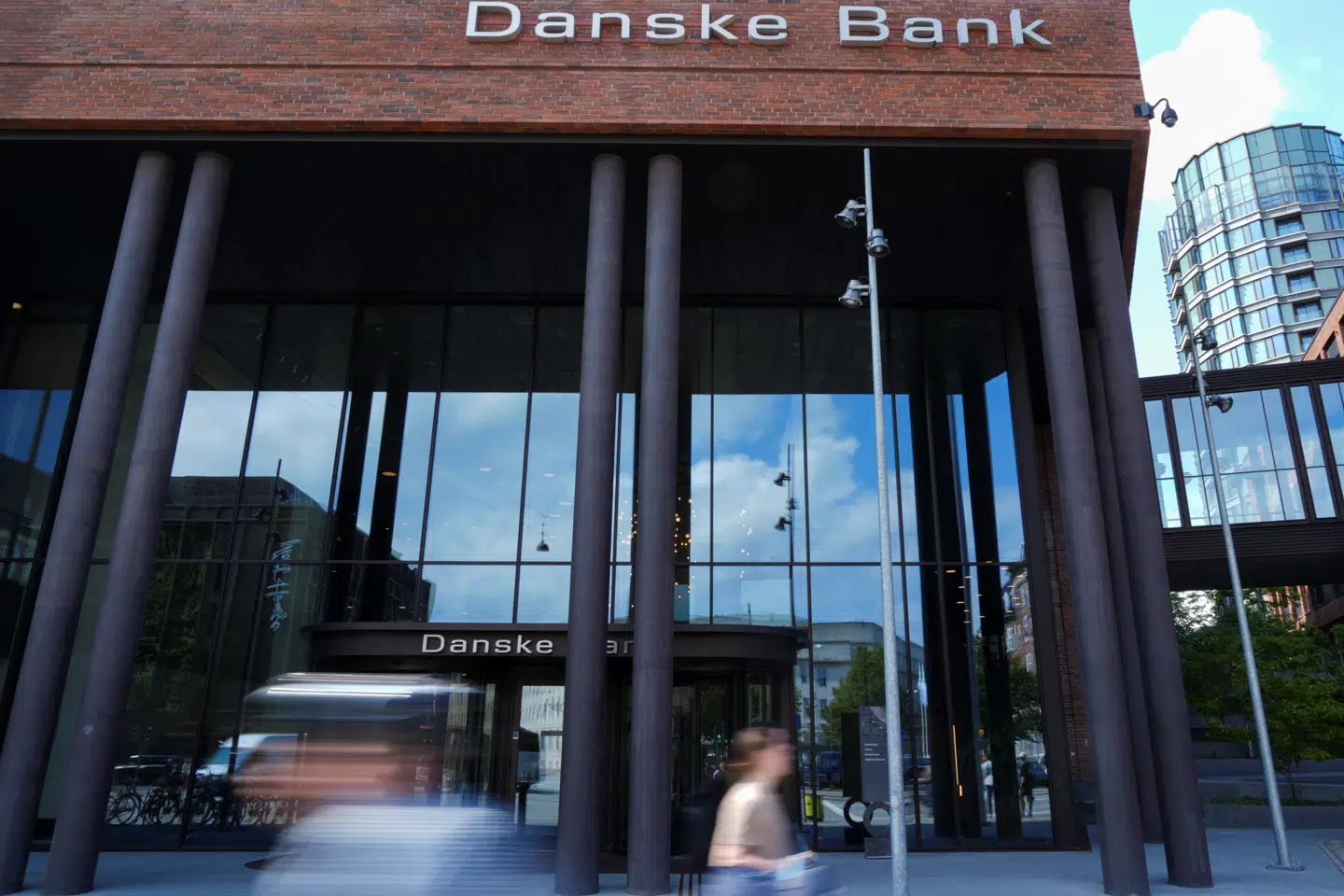 Danske Bank-aktien har været den næstbedste i C25-indekset i år. Men faktisk er tre ud af de fem bedste aktier banker. Det er der et par helt særlige forklaringer på, vurderer to eksperter.