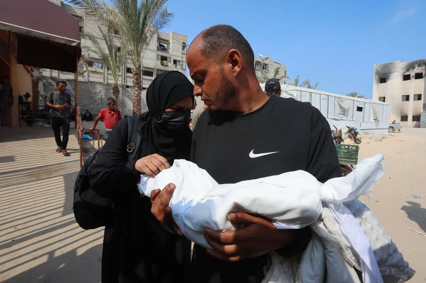 Israa Abu Haleeb og Ahmed Abu Haleeb med deres baby Zainab Abu Haleeb 26. juli i Gaza. Ifølge sundhedsmyndighederne i Gaza døde hun af underernæring.