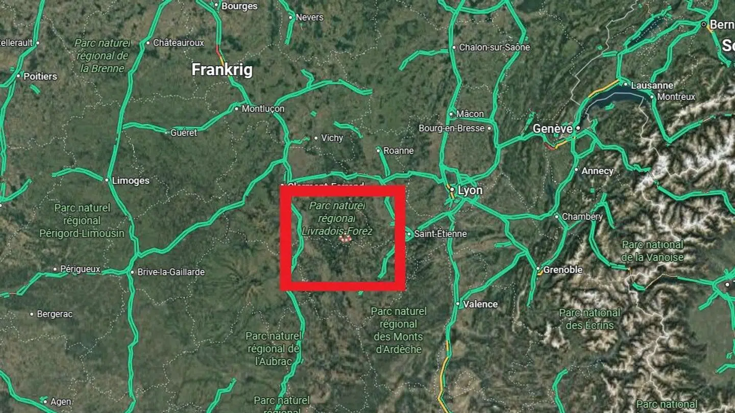 Motorløbet havde start lørdag morgen 8.30 i Arland, markeret med rød firkant, i Puy-de-Dôme-regionen ifølge det franske medie BFMTV.