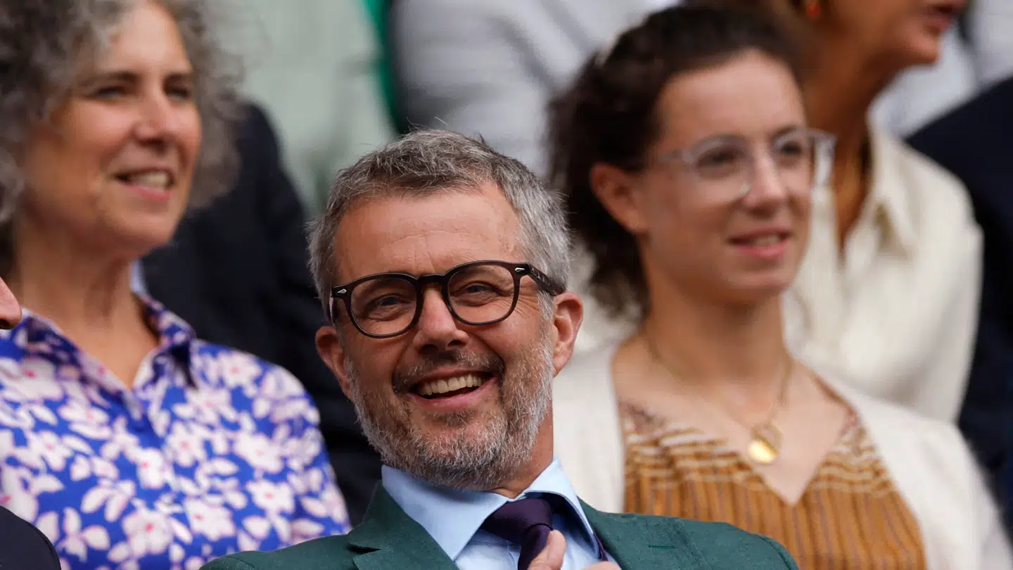 Kong Frederik kunne ikke skjule sig for kameraerne på tilskuerpladserne til Wimbledon.