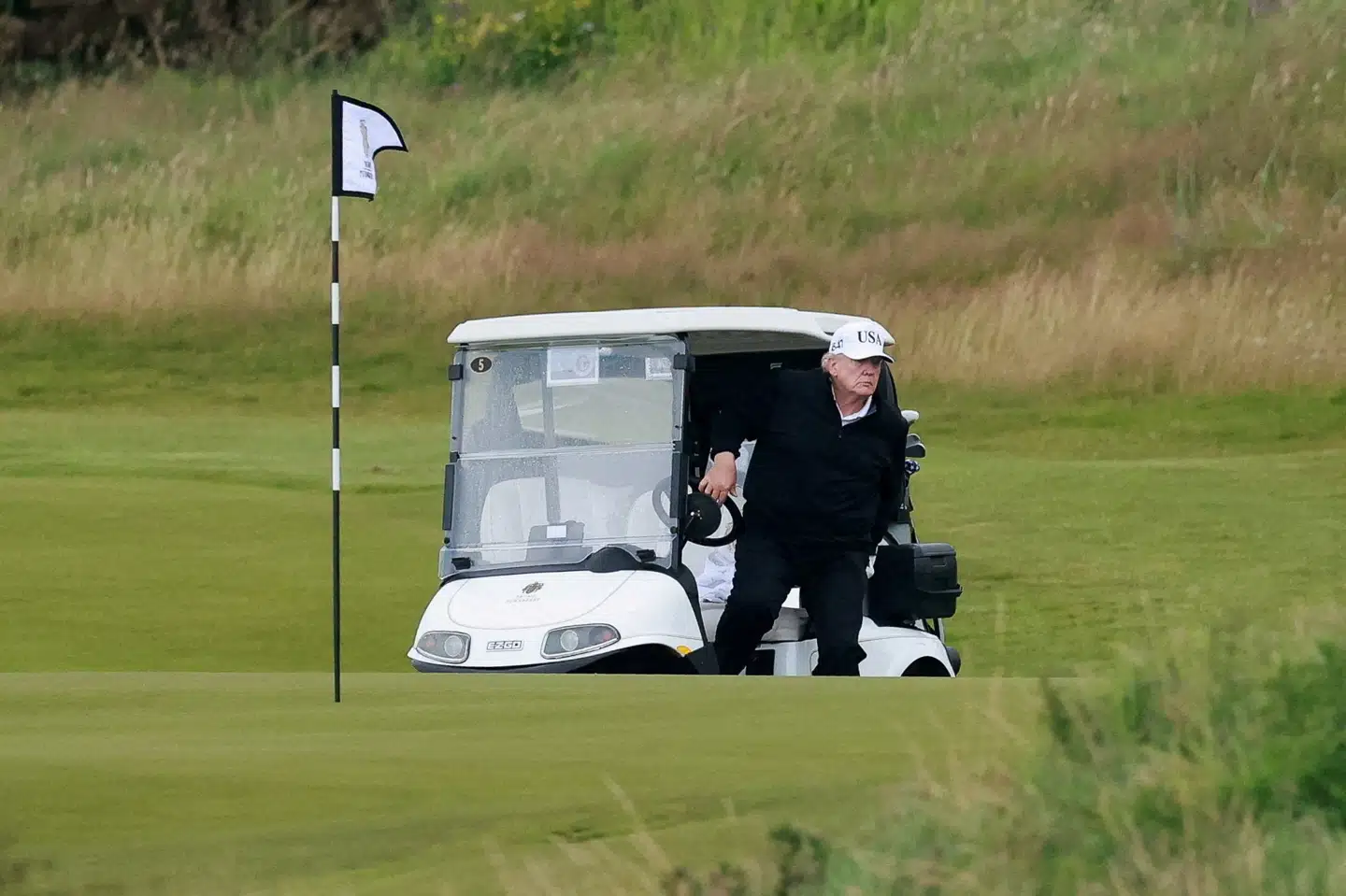 USA's præsident, Donald Trump, har tilbragt lørdagen med at spille golf på et af sine egne golfresorts i Skotland. Søndag skal han mødes med Ursula von der Leyen og forsøge at få en handelsaftale på plads mellem EU og USA.