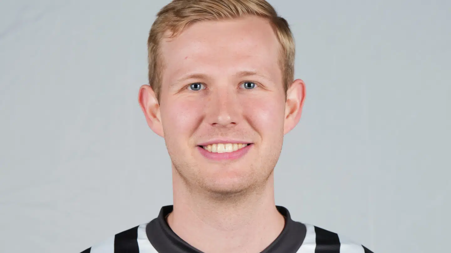 Hvilken karriere. Albert Ankerstjerne dømte VM-finalen i år i Stockholm og OL-debuterer til februar i Milano. Den 27-årige linjedommer kan næste måned blive kåret som årets danske dommer og hædret med B.T.s Gyldne Fløjte for tredje år i træk. Foto: IIHF