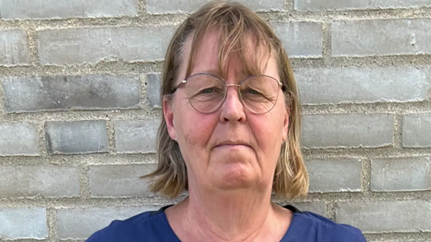 Rita Solveig Larsen er dybt utilfreds med den uniform, hun som sosu-assistent skal bruge i Skive Kommune.