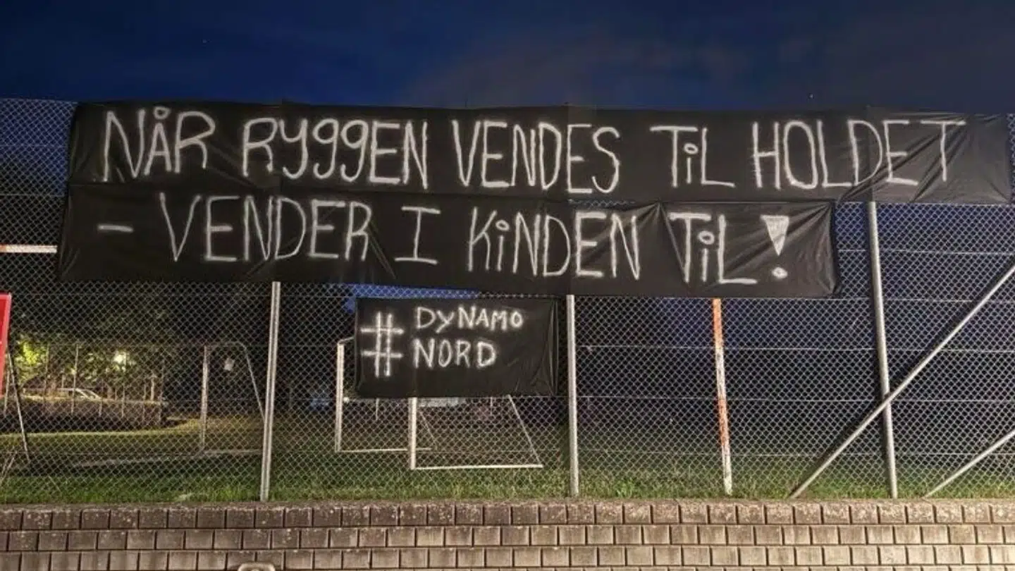 Kritikken mod klubben er fortsat denne uge. Dette banner blev hængt op onsdag og taget ned torsdag kl. 7.