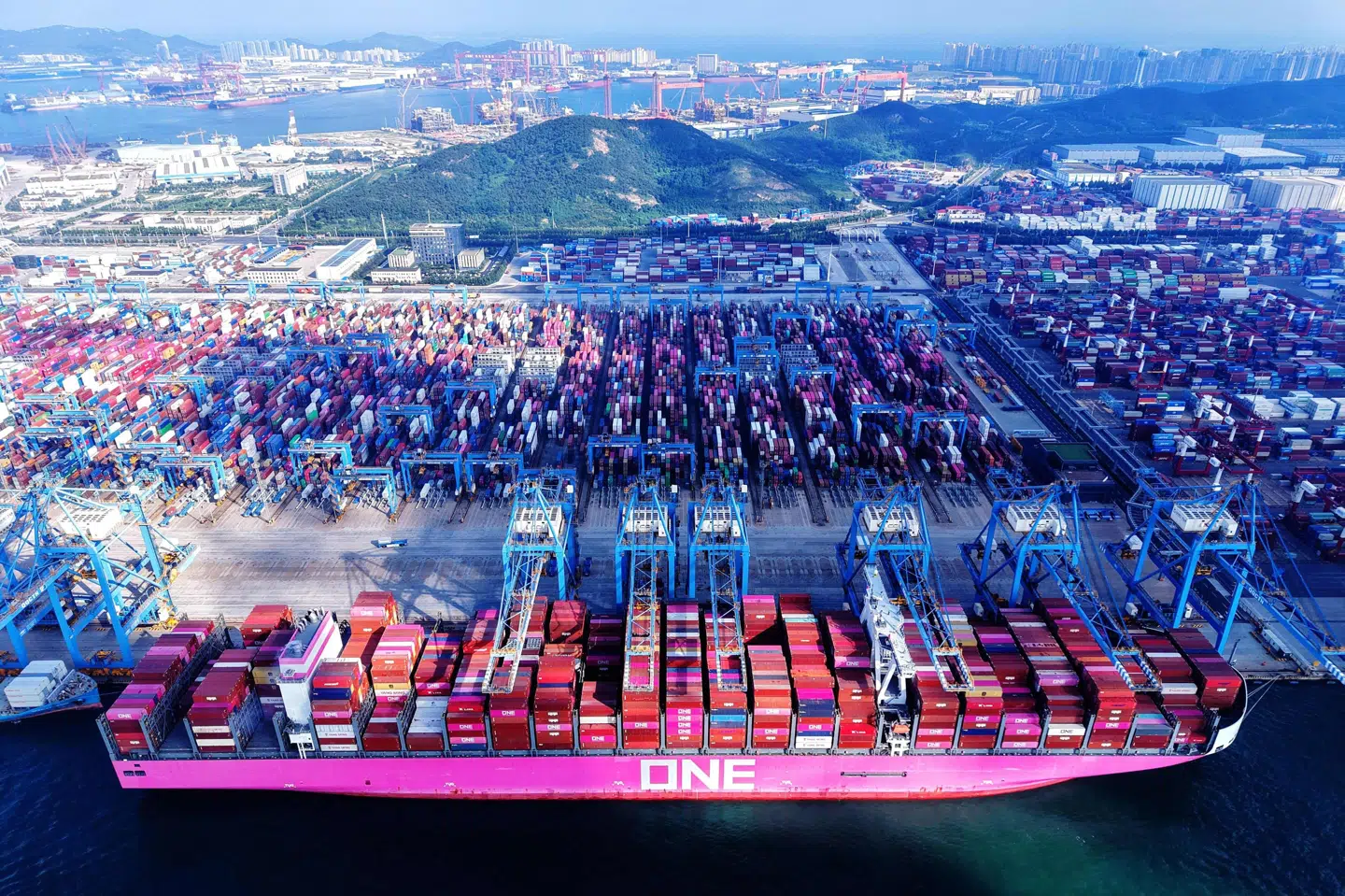 Et containerskib ligger i havnen i Qingdao i det østlige Kina. Tidligere på året røg Kina og USA ud i en toldstrid, der endte med op mod 145 procent told på varer fra Kina til USA. En 90 dage lang toldpause har bragt toldsatserne ned, indtil de to lande kan indgå en handelsaftale. Nu oplyser kilder, at pausen forlænges med yderligere 90 dage. (Arkivfoto)