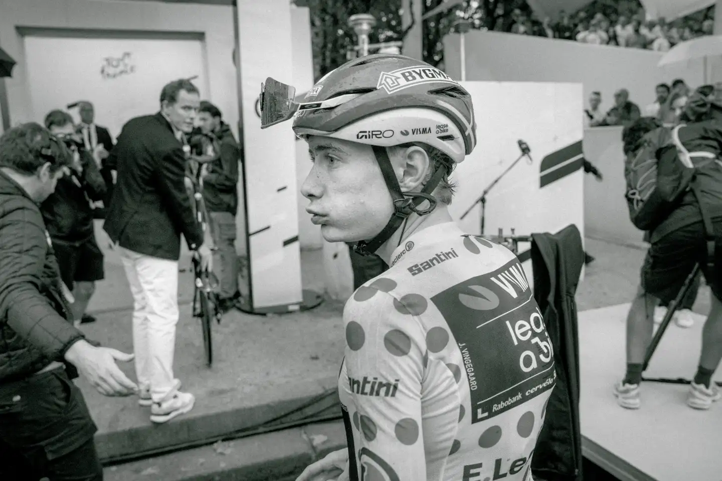 Jonas Vingegaard i mål i Paris.