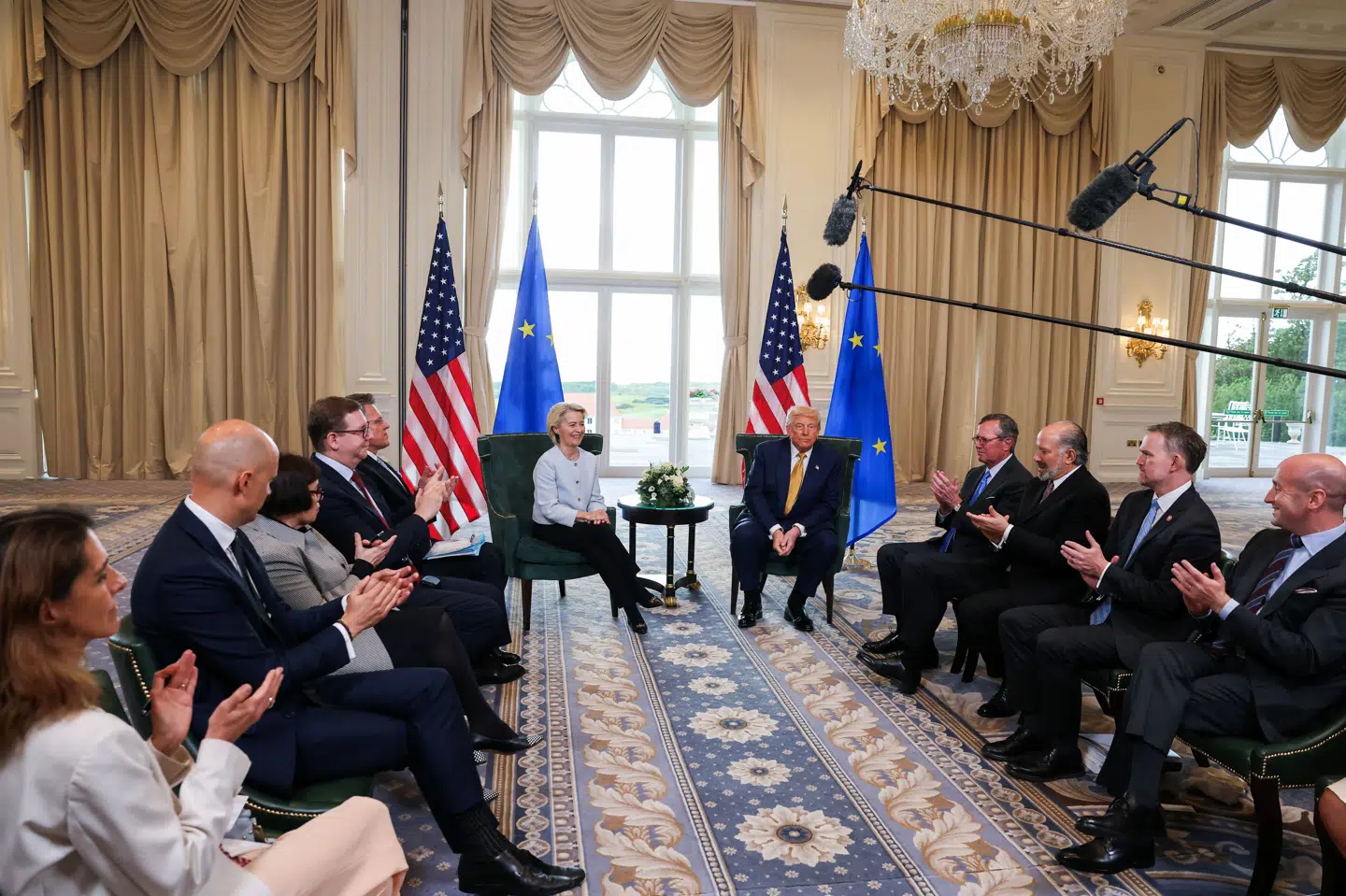 Ursula von der Leyen og Donald Trump markerede søndag, at der er opnået enighed om en rammeaftale for handel mellem EU og USA.