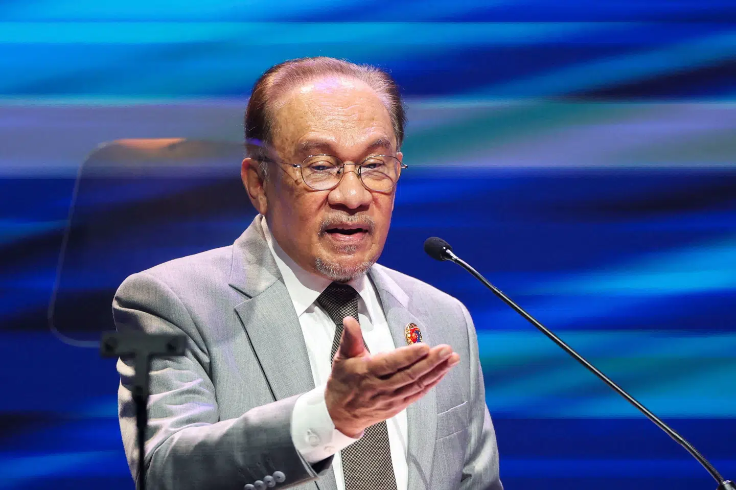Malaysias premierminister, Anwar Ibrahim, er blevet bedt om at være mægler i forhandlinger om en våbenhvile mellem Thailand og Cambodja mandag. Også amerikanske embedsmænd deltager, siger Rubio.