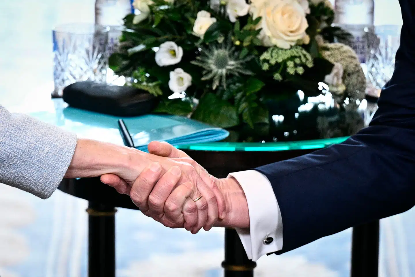 Håndtrykket mellem EU-Kommissionens formand, Ursula von der Leyen, (til venstre) og USAs præsident, Donald Trump (til højre), på sidstnævntes golfområde i det sydvestlige Skotland besegler handelsaftalen mellem EU og USA.