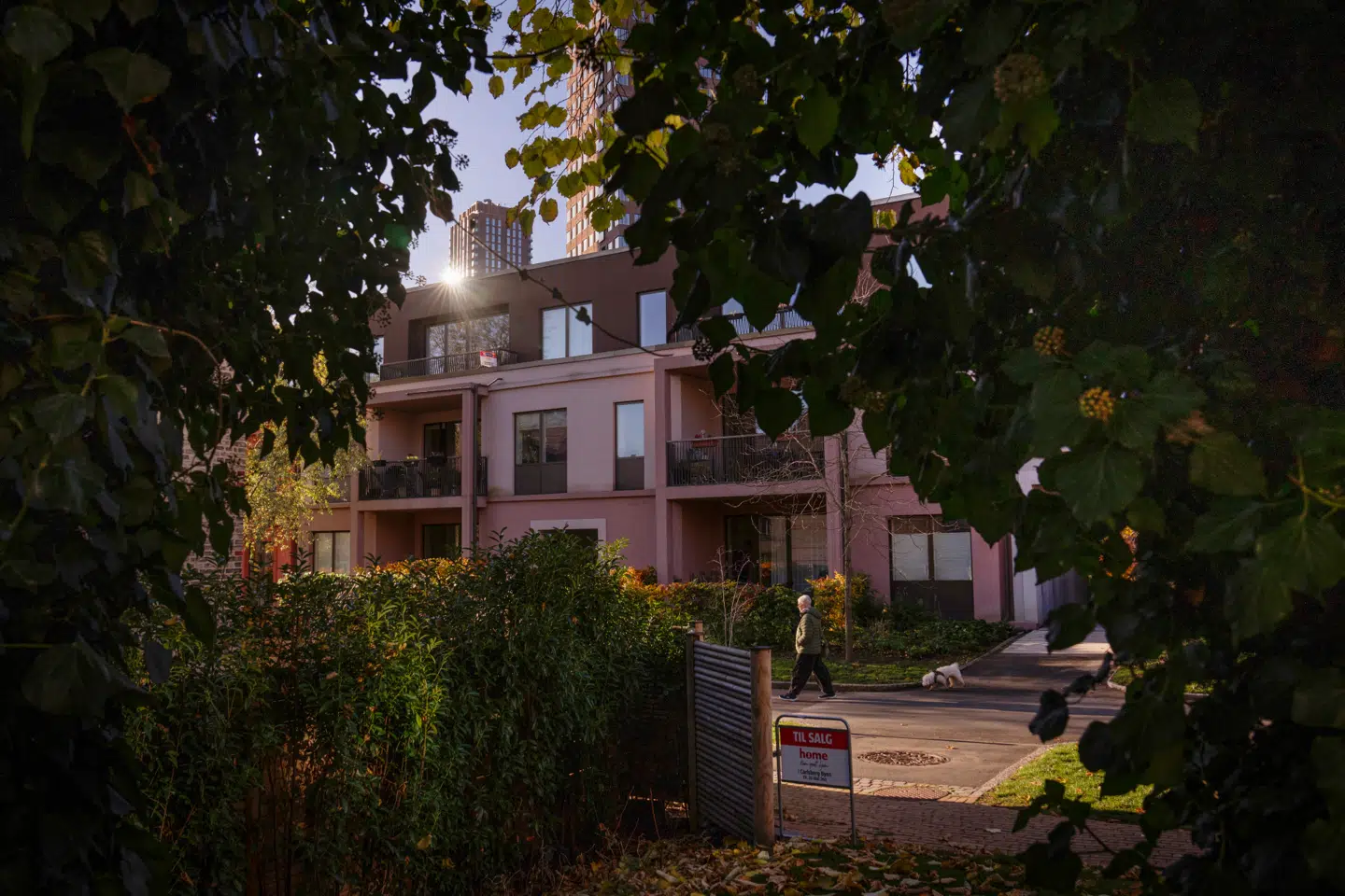 »Hvis vi gerne vil have flere til at bo i hovedstaden, skal vi fjerne kommunens restriktioner og give flere samt hurtigere byggetilladelser, så den stigende efterspørgsel efter københavnske boliger bliver mødt af et stigende udbud,« skriver Mads Strange (LA).