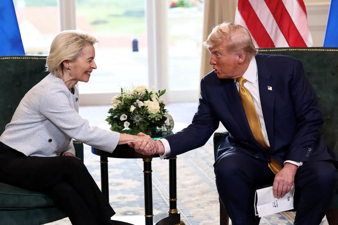 Donald Trump og Ursula von der Leyen giver hånd efter annonceringen af en kommende handelsaftale.
