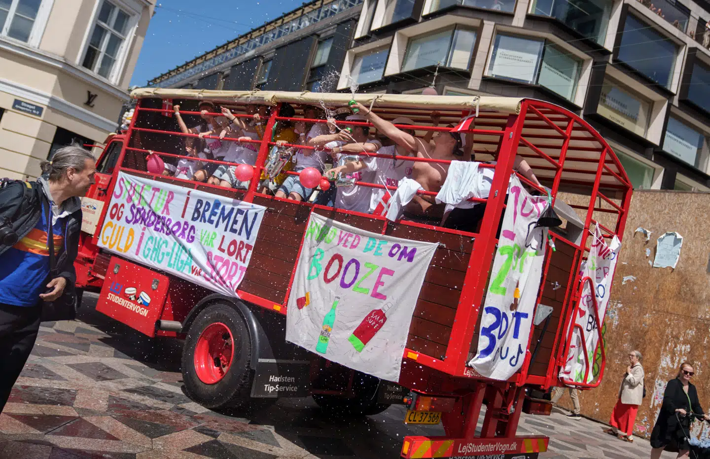 »Hvorfor skal det være nødvendigt at have opfundet den dybe tallerken for at have noget at fejre?« spørger Cecilie Vest. På billedet ses studenterkørsel ved Storkespringvandet i København 27. juni i år.