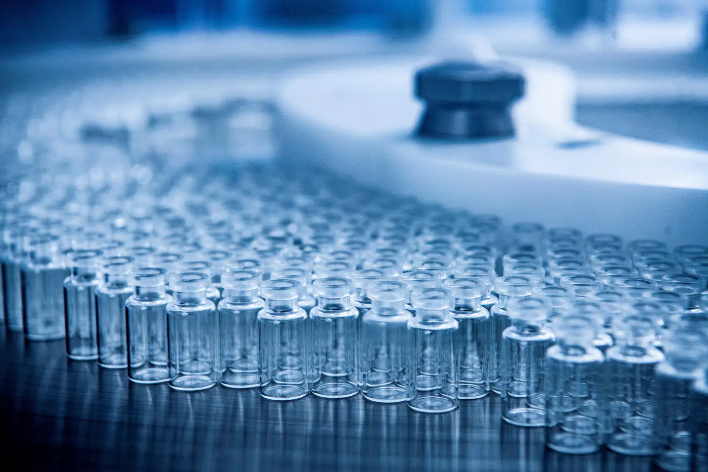 Kapitalfondene Nordic Capital og Permira har budt cirka 19 milliarder kroner for aktierne i Bavarian Nordic, der blandt andet producerer koppevaccine.