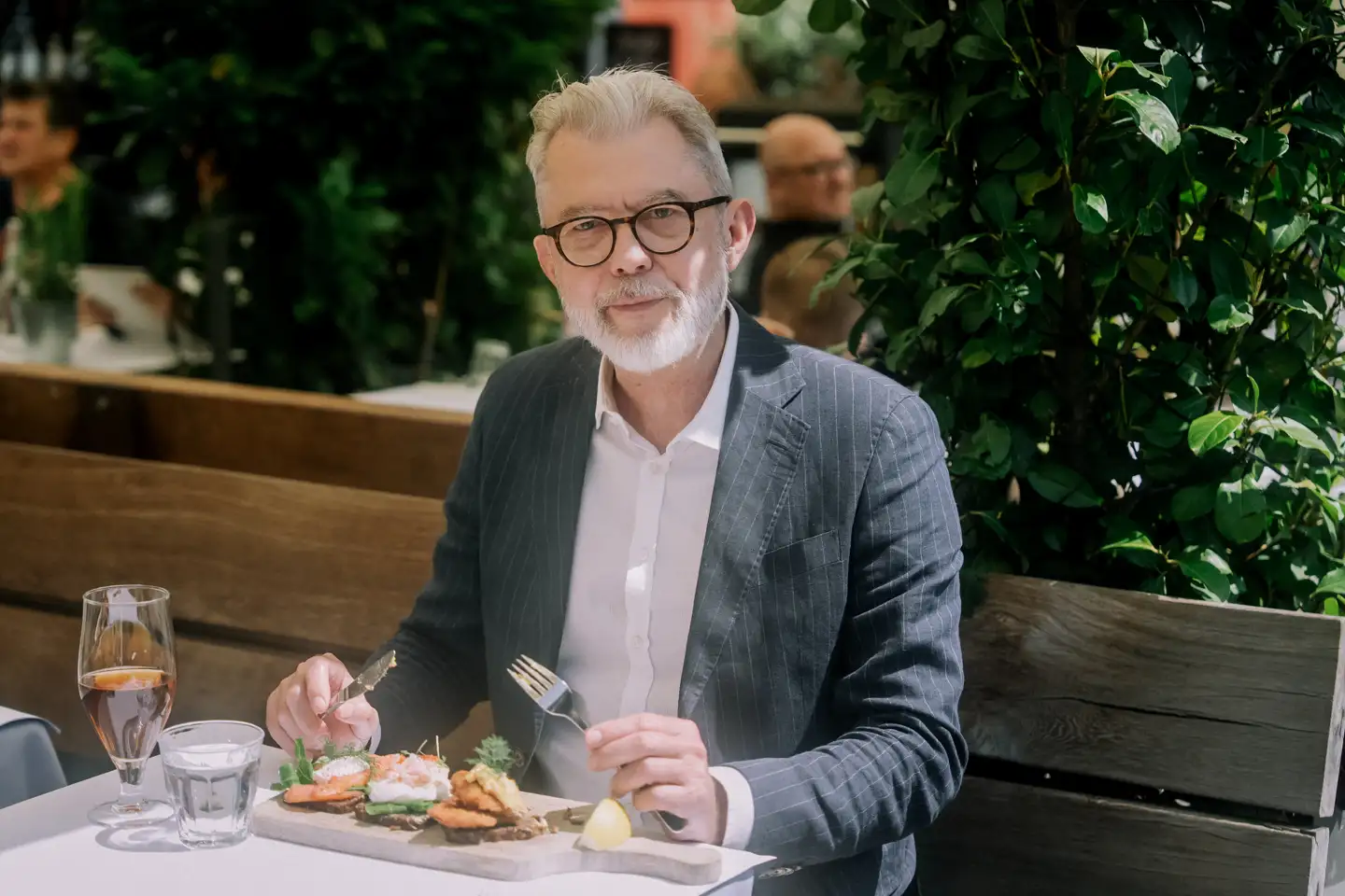 Søren Frank har været på sin årlige gastronomiske sommertur i Jylland, en tur, hvor et veritabelt hav af smørsaucer åbenbarede sig. Her er Søren Frank fotograferet i Nyhavn.