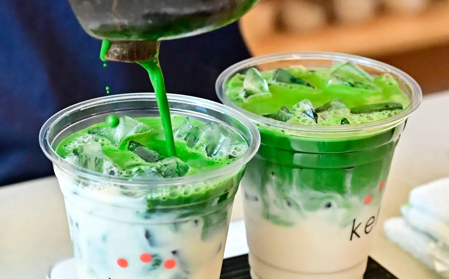 Måske har du lagt mærke til dem, enten på menukortet eller i bybilledet? Den cremede og grønne matchadrik er blevet så populær, at de japanske landmænd ikke længere kan følge med efterspørgslen.