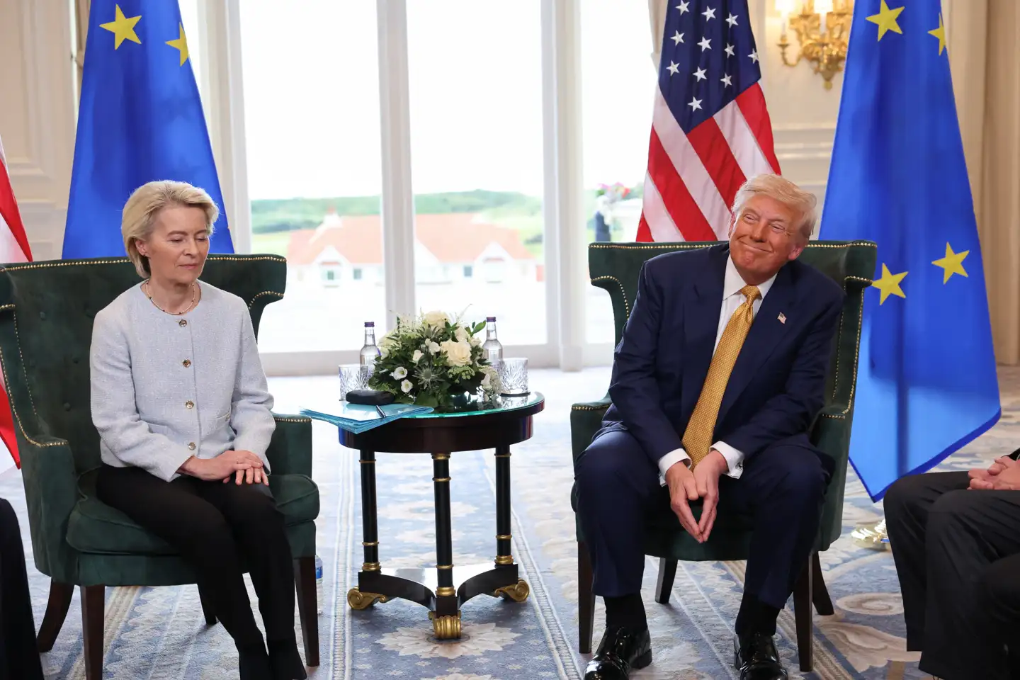 EU og USA indgik søndag en handelsaftale oven på flere måneders forhandlinger. I USA venter man stadig på, at en domstol endeligt skal afgøre, om Trump har handlet ud over sine beføjelser.