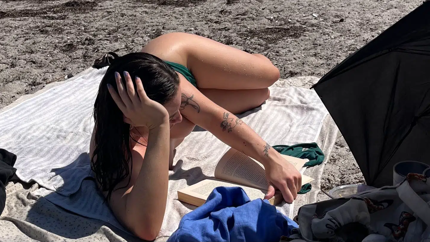 Kathrine Cronbach oplever, at flere personer kan opføre sig grænseoverskridende, når hun går uden bh eller ligger topløs på stranden.