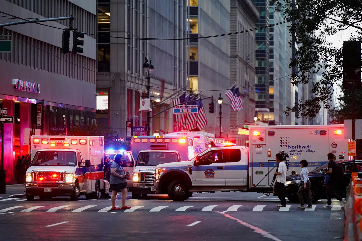 En mand åbnede mandag aften ild i en bygning på Park Avenue i New York. Manden meldes død af selvpåførte skader.