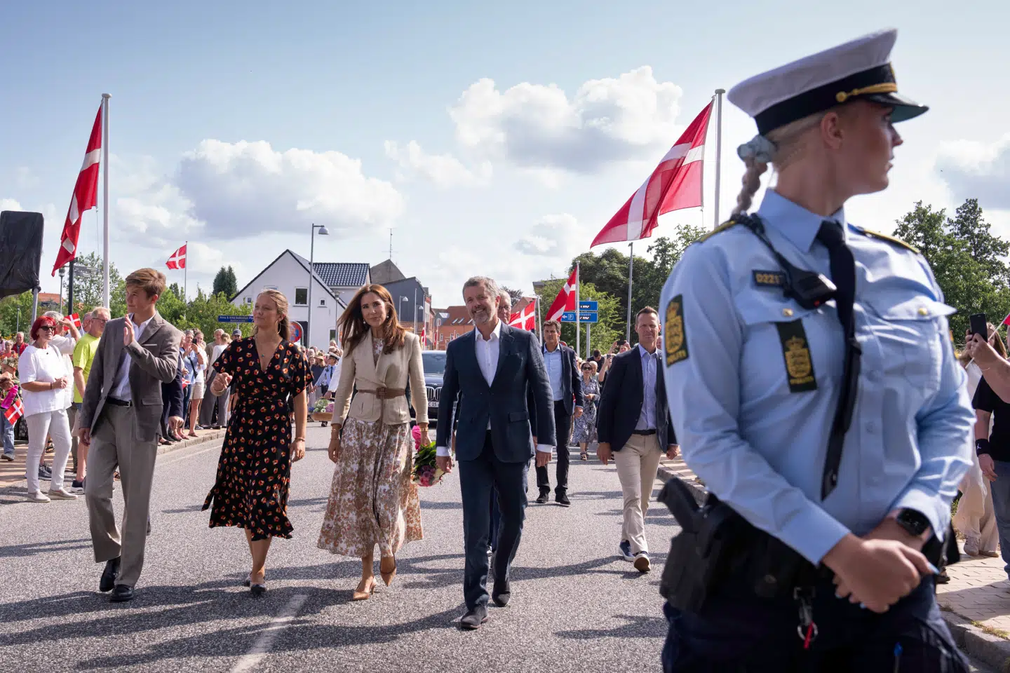 Dronning Mary og kong Frederik havde som en overraskelse børnene prins Vincent og prinsesse Isabella med til den officielle ankomst i Gråsten, mandag 28. juli 2025. Herefter har kongefamilien taget privat ferieophold på Gråsten Slot.