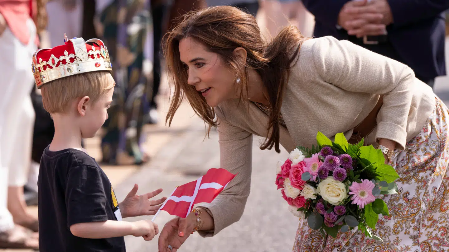 Dronning Mary – Kongeparret, kong Frederik og dronning Mary, prinsesse Isabella og prins Vincent modtages i Graasten, mandag den 28. juli 2025. Kongeparret tager sommerophold på Graasten Slot.