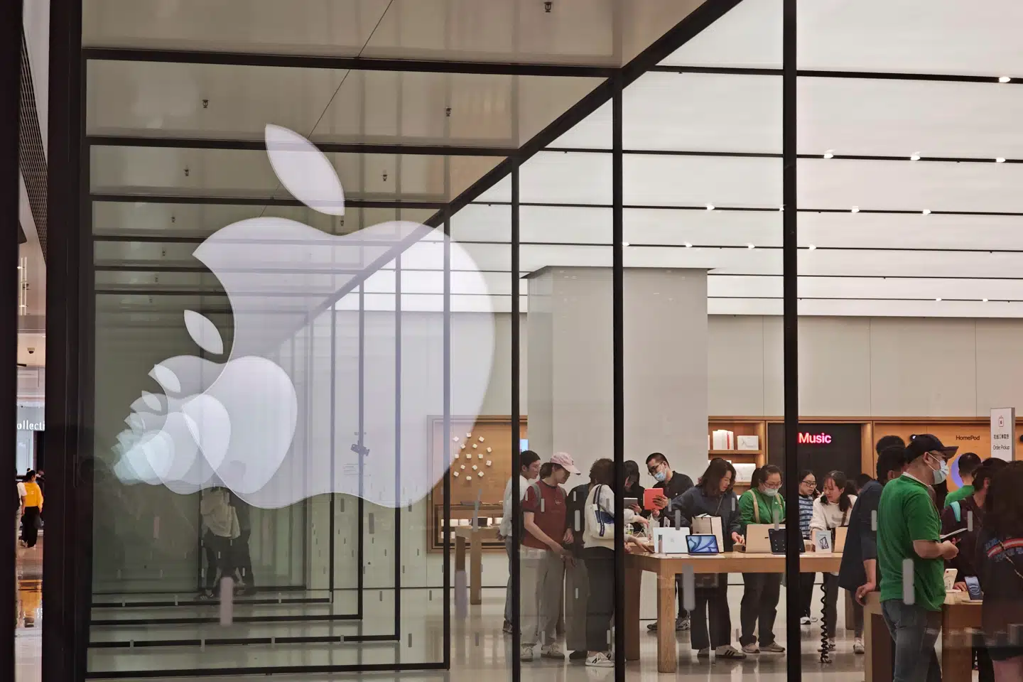 Apple har 56 butikker i Kina. Nu bliver en af dem for første gang lukket. Her et blik ind i Apple-butikken i Shanghai i maj i år.