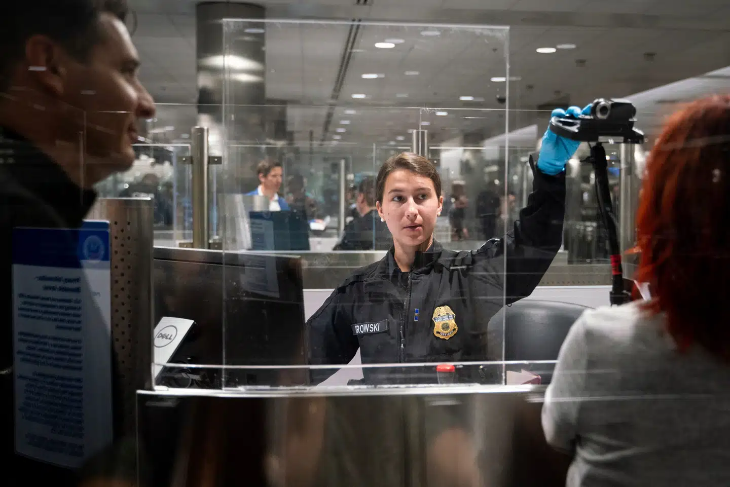 Et kamera med teknologi til ansigtsgenkendelse fotograferer her internationale rejsende i Detroits lufthavn ved indrejsen til USA. Nu vil amerikanske politikere have stoppet brugen af den omstridte teknologi.