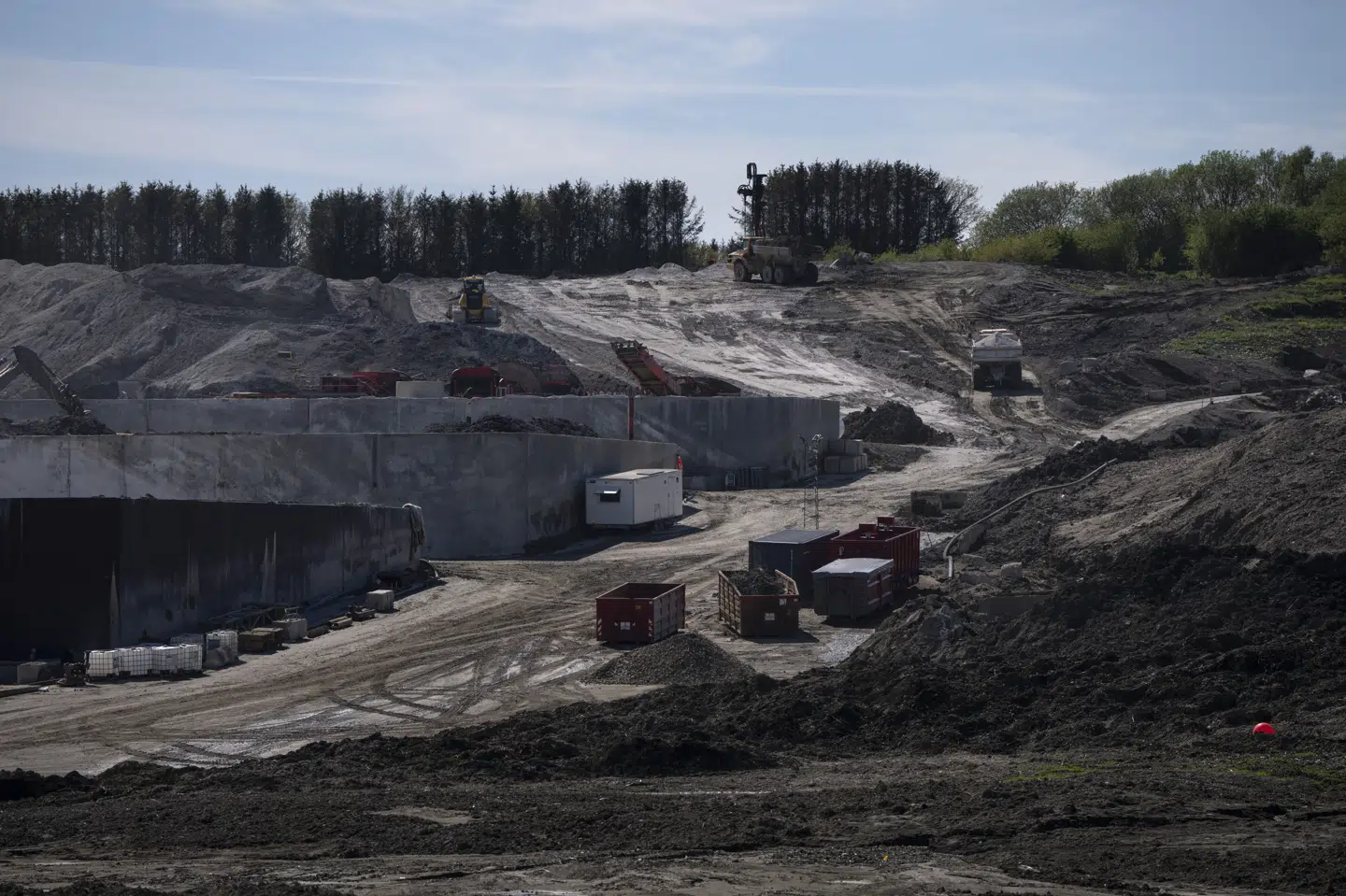 Nordic Waste gik konkurs 22. januar sidste år, efter at et jordskred på den ejendom ved Randers, hvor selskabet drev sin forretning fra, truede med at begrave den nærliggende landsby Ølst og ødelægge dyrelivet i Alling Å. (Arkivfoto)